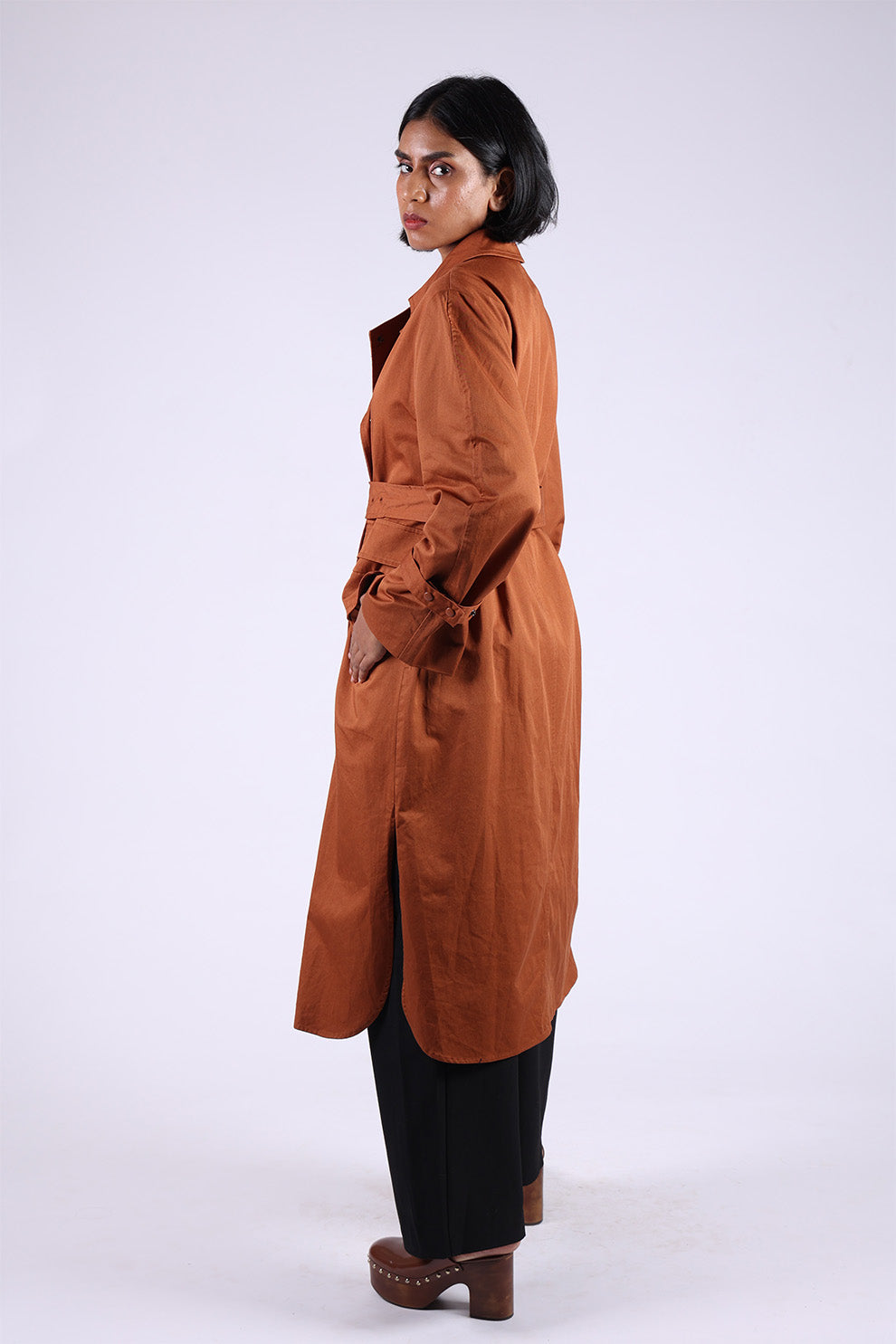 Abrigo de algodón marrón con cinturón y bolsillos